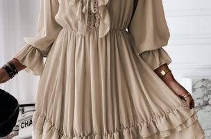 Elegantní mini šaty s ,,V,, výstřihem, čipkou a volánky Clementina, béžové