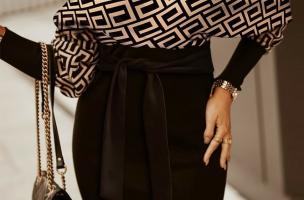 Elegantní midi šaty s geometrickým potiskem a lodičkovým výstřihem Serenna, černá