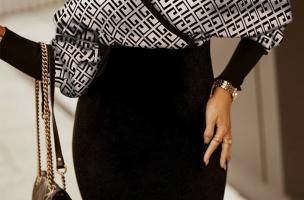 Elegantní midi šaty s geometrickým potiskem a překříženým výstřihem Sonda, černé