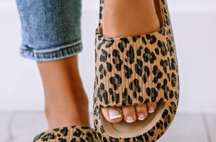 Pantofle s leopardím potiskem