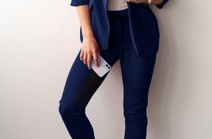 Elegantní jednobarevný kalhotový kostým s 3/4 rukávem, tmavě modrý