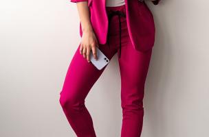 Elegantní jednobarevný kalhotový kostým s 3/4 rukávem, fuchsiová