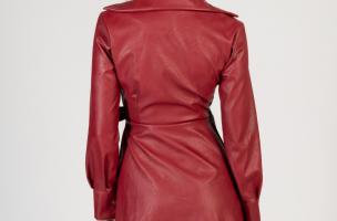 Elegantní zavinovací mini šaty z umělé kůže Pellita, červené