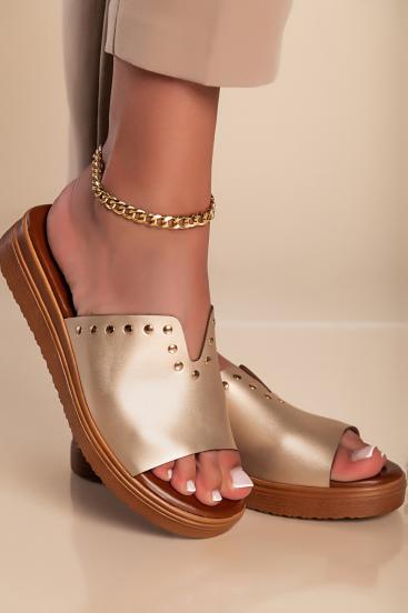 Pantofle s ozdobnými nýty, zlatá barva