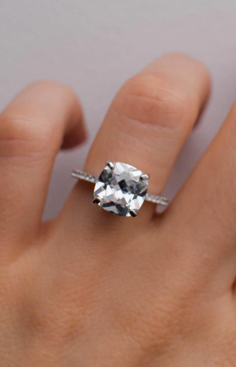 Stříbrný prsten s ozdobnými diamanty, stříbrná barva
