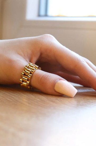 Elegantní prsten zlaté barvy