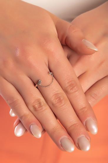 Elegantní prsten stříbrné barvy