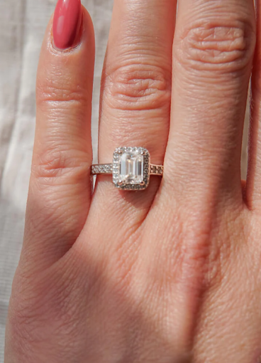 Stříbrný prsten s ozdobnými diamanty, stříbrná barva