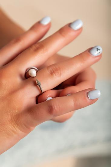 Prsten s ozdobnou perlou, stříbrná barva