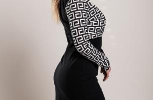 Elegantní midi šaty s geometrickým potiskem Melva, černobílé