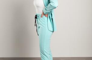 Elegantní jednobarevný kalhotový kostým Estrena, tyrkysová
